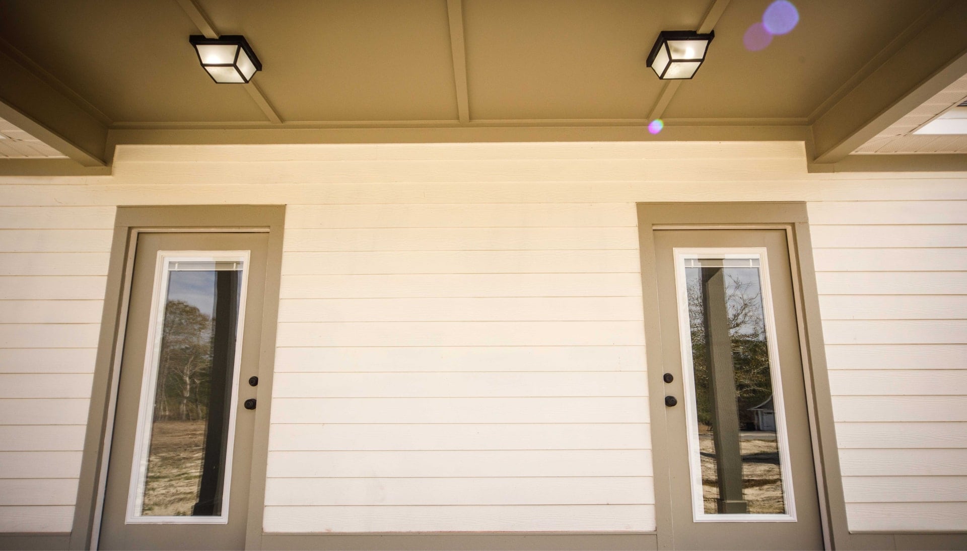 We offer siding services in Council Bluffs, Iowa. Hardie plank siding installation in a front entry way.
